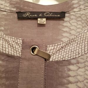 Rose & Olive Gray Patterned Blouse
